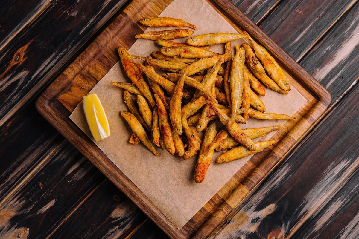 Los cornalitos son como las "papas fritas" del mar