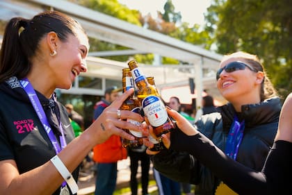 Los corredores celebraron con la cerveza más liviana