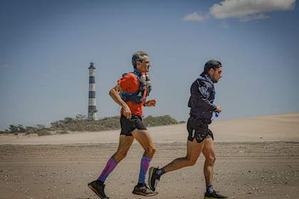 Los corredores de Atlántica 100k pasan frente al Faro Querandí luego de recorrer 70 kilómetros
