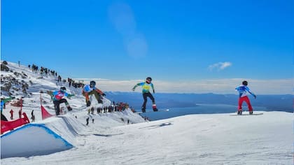Los corredores en plena competencia en el Cerro Catedral
