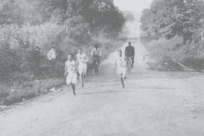 Los corredores levantaban nubes de polvo en los caminos y la temperatura superaba los 33 grados en gran parte de la maratón, lo que convertía a la carrera en una competencia imposible