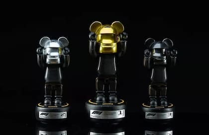 Los corredores no pudieron disfrutar de los trofeos con cascos de oro, plata y platino que se había anunciado, diseñados por el artista Matteo Machiavelli