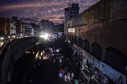 Los cortes de luz comenzaron anteayer por la tarde y dejaron a pie a decenas de miles de venezolanos