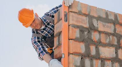 Los costos de materiales y regulaciones locales influyen directamente en el precio final de una vivienda nueva en Estados Unidos.