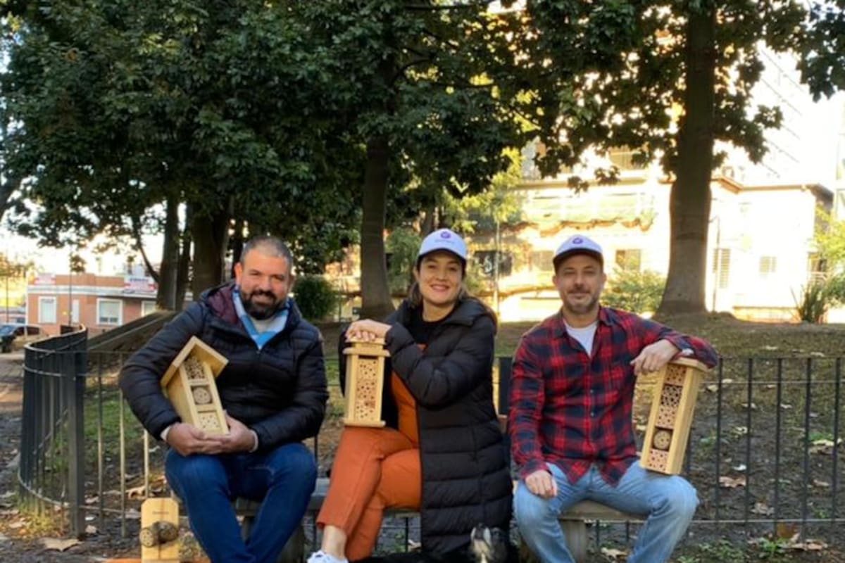 Los creadores de la marca Beevero, un emprendimiento que con sus productos buscar hacer un aporte a la biodiversidad.
