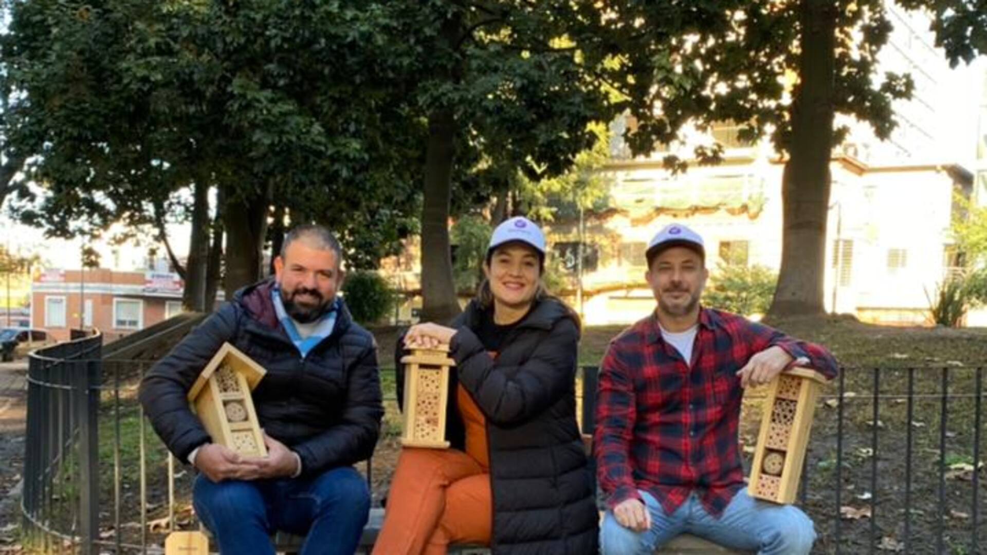 Los creadores de la marca Beevero, un emprendimiento que con sus productos buscar hacer un aporte a la biodiversidad.