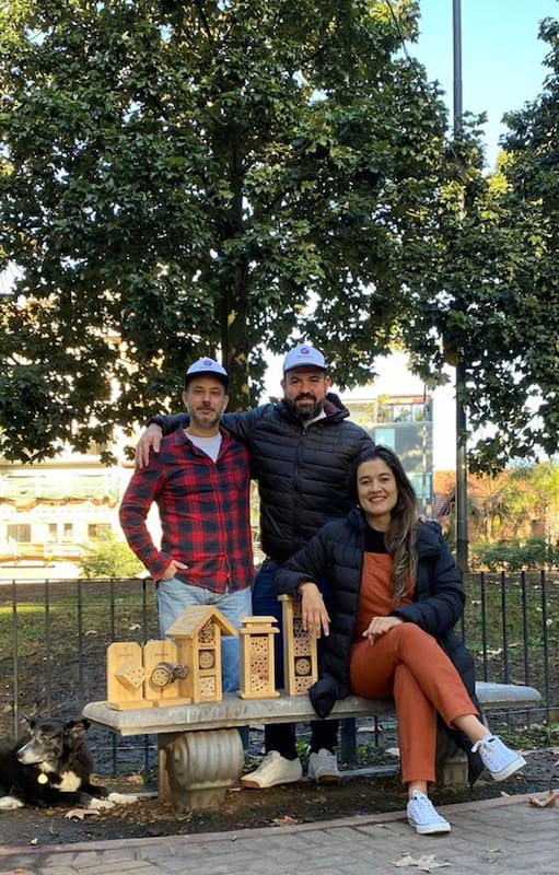 Los creadores de la marca Beevero, un emprendimiento que con sus productos buscar hacer un aporte a la biodiversidad.