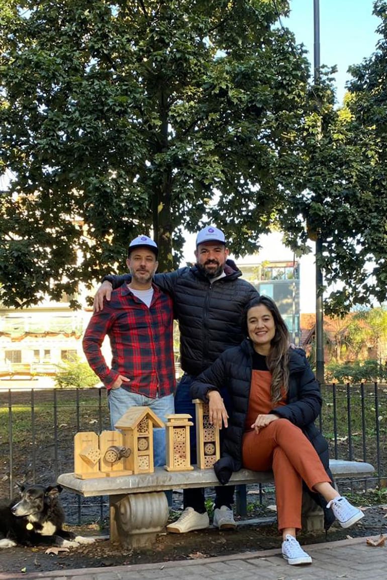 Los creadores de la marca Beevero, un emprendimiento que con sus productos buscar hacer un aporte a la biodiversidad.