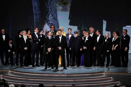 Los creadores, el elenco y el autor de Game of Thrones festejando el triunfo