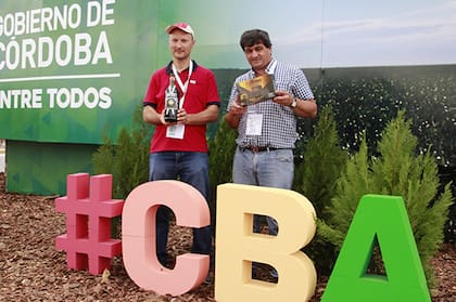 Los creadores se conocieron en una exposición del programa “Córdoba Vidriera Productiva” y están contentos por la gran recepción que están notando en Expoagro. Foto: Gobierno de Córdoba