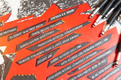 Los créditos de Soda Stereo, el álbum, en un vinilo original de los años 80, con la mención a Tito Huber y Charlie López (que no grabaron el disco), Oscar Giménez y la omisión de Luis Brozzoni, quien lo grabó y mezcló casi en su totalidad