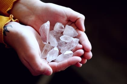 Los cristales y las piedras preciosas se pueden cargar con la Luna nueva
