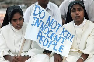 Los cristianos son una minoría religiosa en la India. El cartel reza: "no maten a gente inocente"