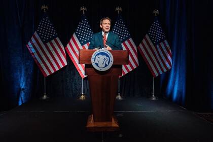 Los críticos dicen que DeSantis busca construir su candidatura presidencial para 2024 a partir de imposiciones