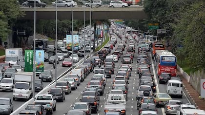 Los críticos dicen que la geoingeniería solar podría distraer la atención del objetivo principal: reducir las emisiones de carbono en la atmósfera.