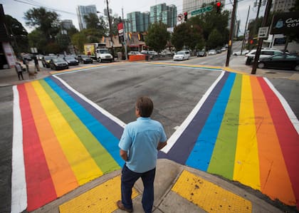 Los cruces peatonales con los colores del arcoíris son un símbolo del orgullo de la comunidad LGBTIQ+ (AP foto/David Goldman)