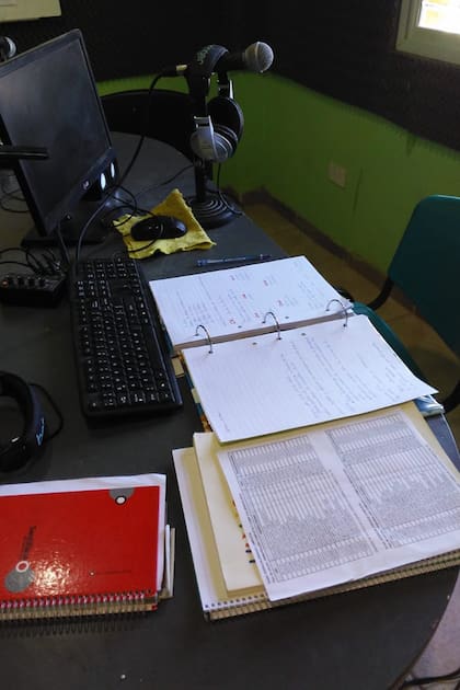 Los cuadernos de Miriam, mientras se prepara para comenzar su clase diaria