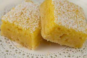 Los cuadraditos de limón, la receta sencilla de replicar con pocos ingredientes y que queda lista en menos de una hora