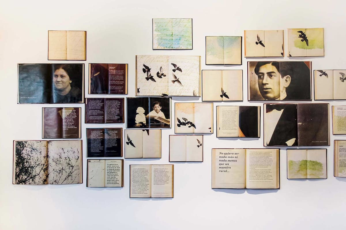 Los cuadros-libros de la sala dedicada a la educación del poeta en La Casa del Poeta Antonio Esteban Agüero.