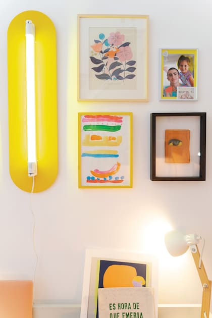 Los cuadros pop fueron hechos por la madre de Bárbara, Mara García Fernández, los dibujos de su hija, Milena, y obras de otros artistas como las flores de José Schargo.