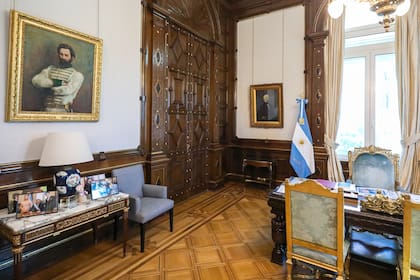 El General Martín de Güemes vestido de gala, y de brazos cruzados, en pose desafiante