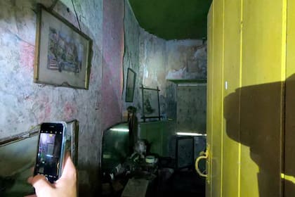 Los cuadros y el empapelado descuidado, en una de las fotos tomadas por los intrépidos visitantes