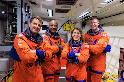 Los cuatro astronautas de la misión Artemis II de la NASA son: Reid Wiseman (comandante), Victor Glover (piloto), Christina Koch (especialista de misión) y Jeremy Hansen (especialista de misión, Agencia Espacial Canadiense)