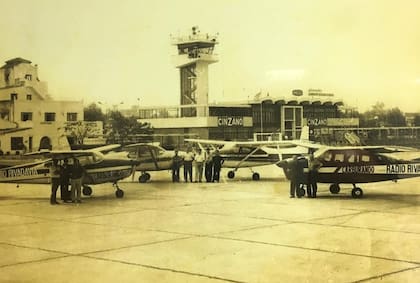 Los cuatro aviones para un Gran Premio, con la leyenda "Carburando-Radio Rivadavia"