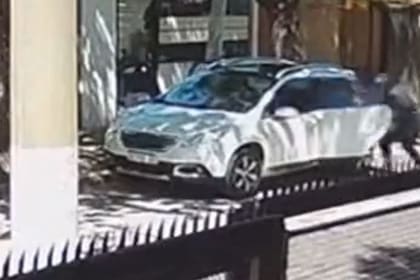 Los cuatro delincuentes escaparon en un auto blanco