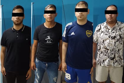 Los cuatro detenidos de la camioneta Jeep: dos de ellos estaban antes en el Focus que atropelló a los ciclistas y runners, y dos los ayudaron a fugarse del lugar; de izquierda a derecha, el segundo es el conductor del auto que embistió a las personas