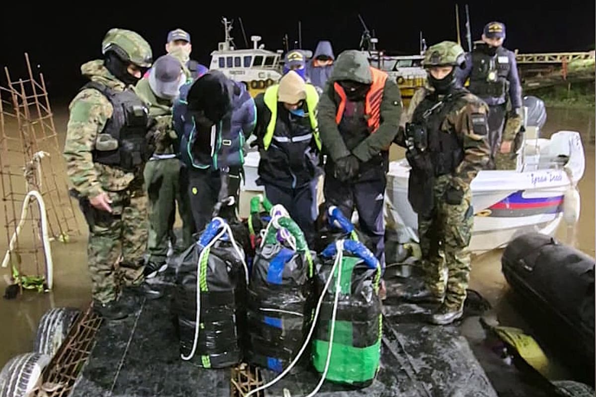 Los cuatro detenidos y parte de la droga secuestrada en el río Paraná