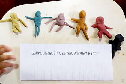Los cuatro hermanos más pequeños realizaron esta actividad con plastilinas en la que representaron a los seis juntos; los nombres fueron cambiados para preservar su identidad
