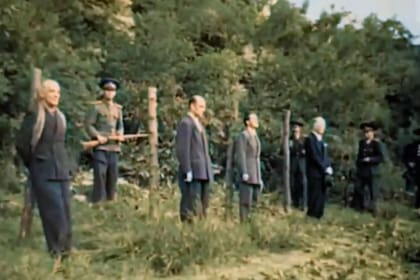 Los cuatro hombres de la dictadura de Ion Antonescu a punto de ser ejecutados: el dictador es el que se encuentra más alejado