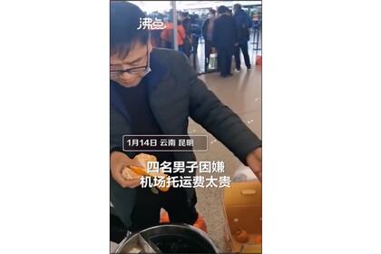 Los cuatro hombres se comieron casi dos cajones de naranjas en menos de 30 minutos para no pagar por exceso de equipaje Foto: captura de pantalla de Feidian Video en Sina Weibo