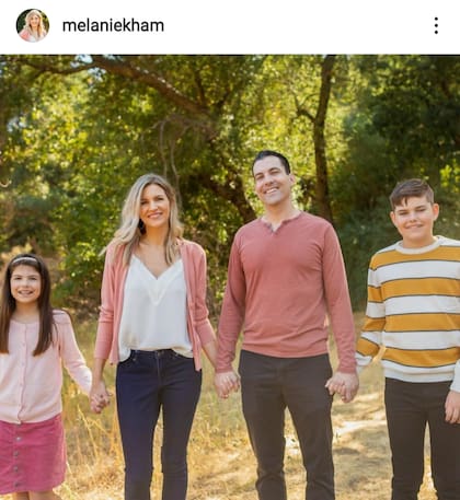Los cuatro integrantes de la familia en un paseo familiar