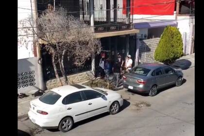 Los cuatro jóvenes se reunión sorpresivamente (Captura video)