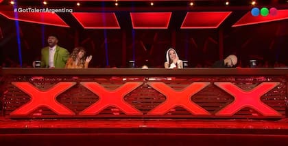 Los cuatro jurados tocaron el botón "X" para Amelia