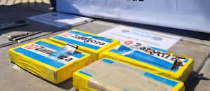 Detuvieron a dos hombres que jugaban por la calle con un cuchillo: en su mochila escondían más de cuatro kilos de cocaína