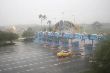 Los cuatro parques temáticos de Disney reabrieron sus puertas hoy luego del paso arrasador del huracán Milton por Florida