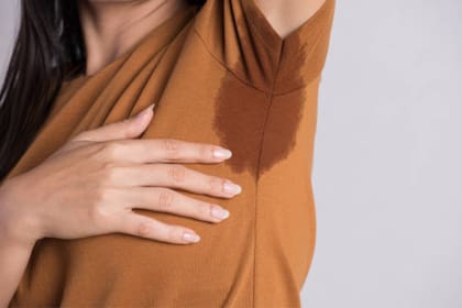 Los cuatro trucos infalibles para sacar el mal olor a transpiración de la ropa