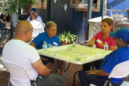 Los cubanos suelen jugar con un set de 55 fichas en lugar del estándar de 28, ya que la versión de la isla va hasta el doble nueve