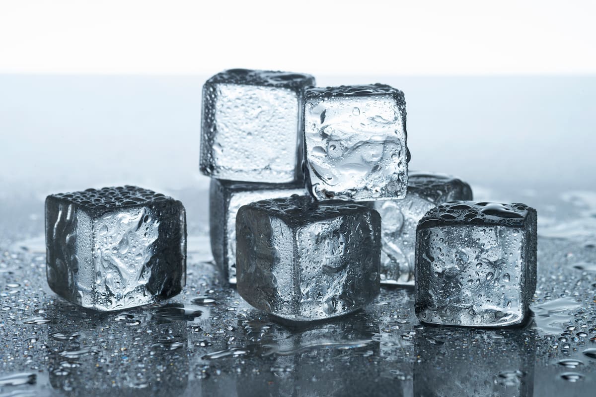 Los cubitos de hielo con vinagre pueden ayudar a limpiar lugares en profundidad