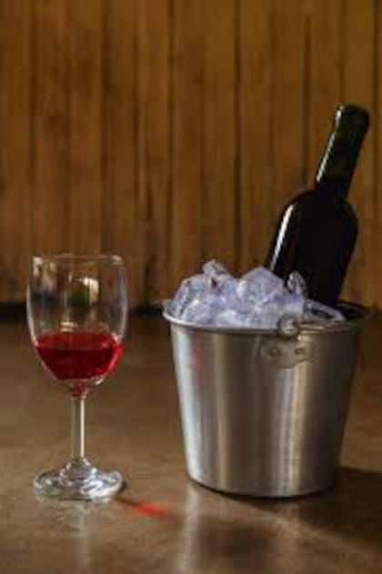 Los cubitos no "arruinan" el vino que se toma a diario