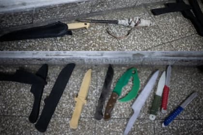 Los cuchillos de goma y madera (abajo) y los que lastimaron la rodilla de Federico (arriba).
