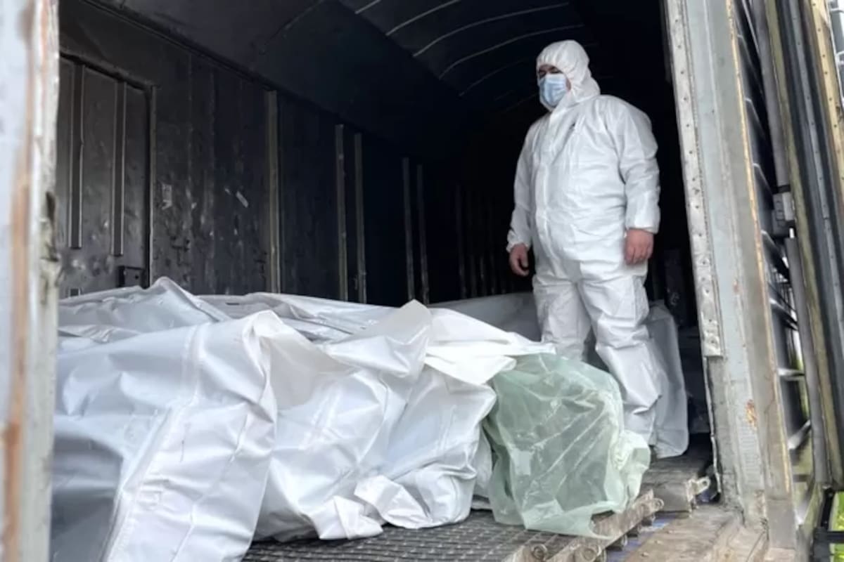 Los cuerpos de decenas de soldados rusos muertos descubiertos cerca de Kiev han sido colocados en vagones de tren refrigerados