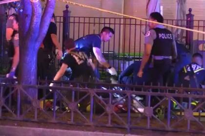 Los cuerpos de emergencia atendieron a los heridos de inmediato y recuperaron los cadáveres de los fallecidos en el tiroteo de Chicago