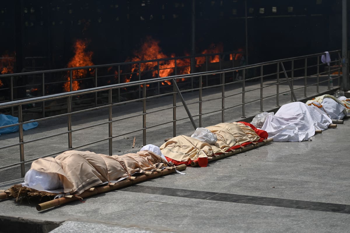 Los cuerpos de las víctimas del coronavirus se alinearon antes de la cremación en un campo de cremación en Nueva Delhi