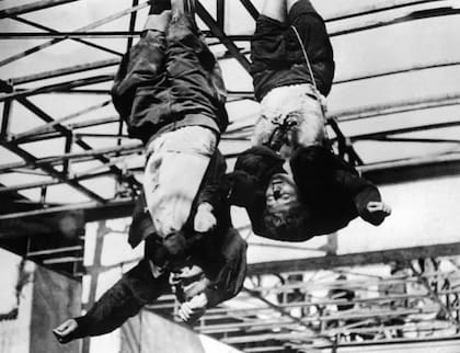 Los cuerpos de Mussolini y Petacci, colgando en la Plaza de Loreto, en Milán