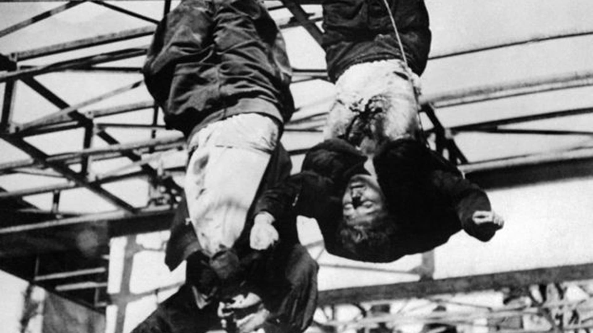 Los cuerpos de Mussolini y Petacci, colgando en la Plaza de Loreto, en Milán.