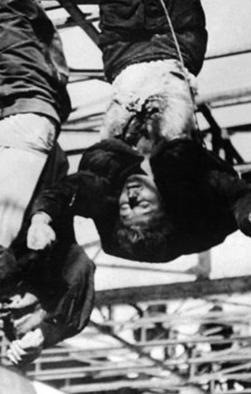 Los cuerpos de Mussolini y Petacci, colgando en la Plaza de Loreto, en Milán.